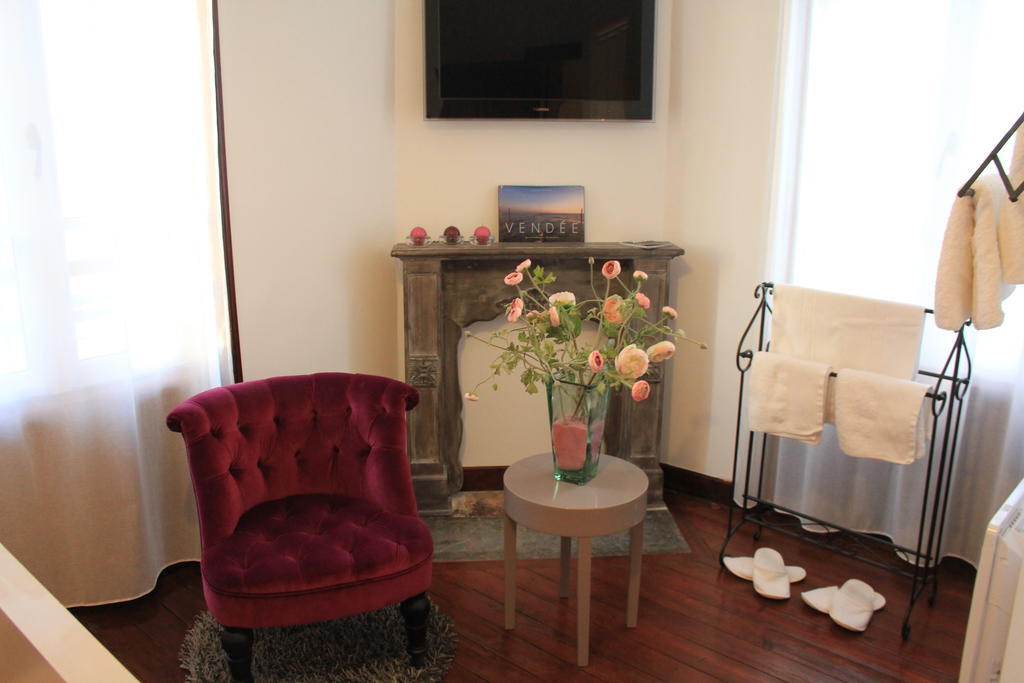 Les Bruyeres Bed & Breakfast เลส์ซาบล์-โดล็อนน์ ภายนอก รูปภาพ